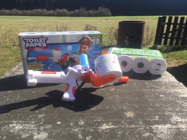 Toilet Paper Blaster "Sheet Storm" Toilettenpapier Kanone