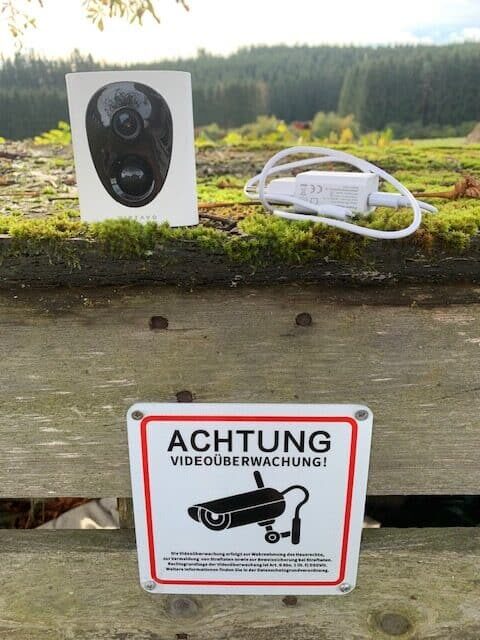 Überwachungskameras und Warnschilder