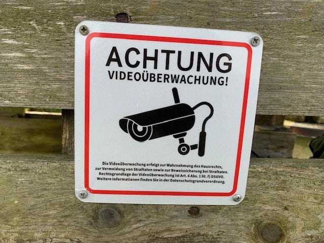 Überwachungskameras und Warnschilder